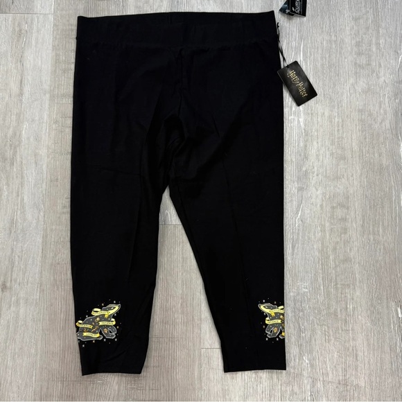 Torrid Black Harry Potter Hufflepuff Cropped Leggings - New - Size 3 (22/24) - Picture 4 of 7